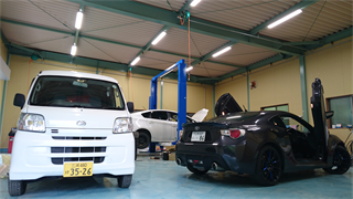 おはぎ自動車工場内
